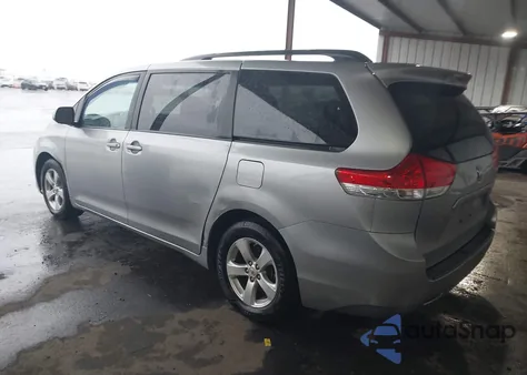 2011 Toyota Sienna Le V6 z USA, uszkodzony, nr VIN 5TDKK3DC9BS019381